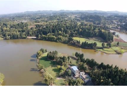 開展鄉(xiāng)村振興產(chǎn)業(yè)、河道治理和特色民宿建設(shè)